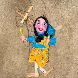 VINTAGE FEMALE MEXICAN MARIONETTE STRING PUPPET HOLDING SPOON& DUSTER RARE 13”